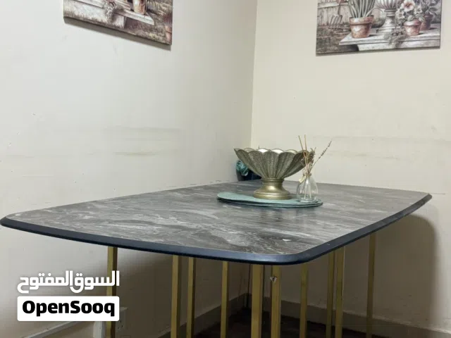 كبت ملابس وطاولة طعام للبيع