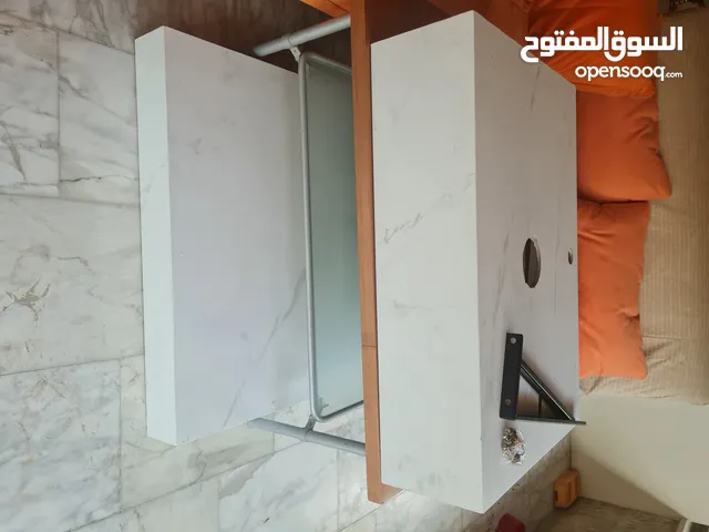 رف مغسلة حمام علوي وسفلي بورسلان سعودي جديد غير مستعمل 80سم×55 سم