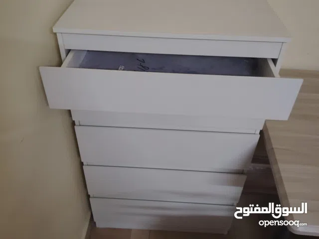 دولاب ارفف وكنبتين