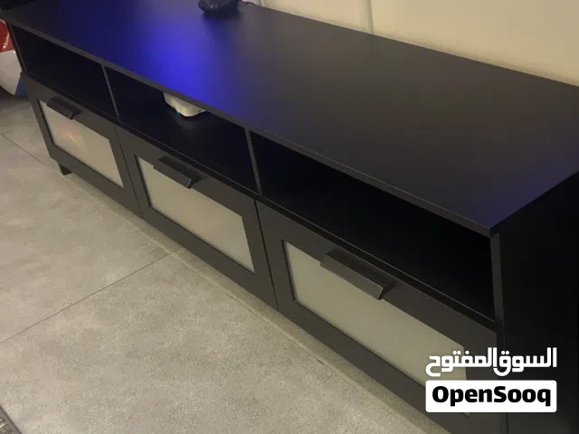 طاولة تلفاز ايكيا وخزانتين