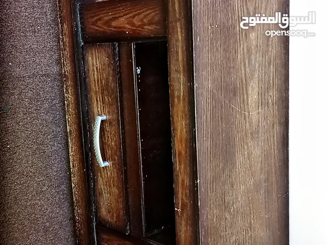 طاولة شاشة مابعرف حجمها بالضبط