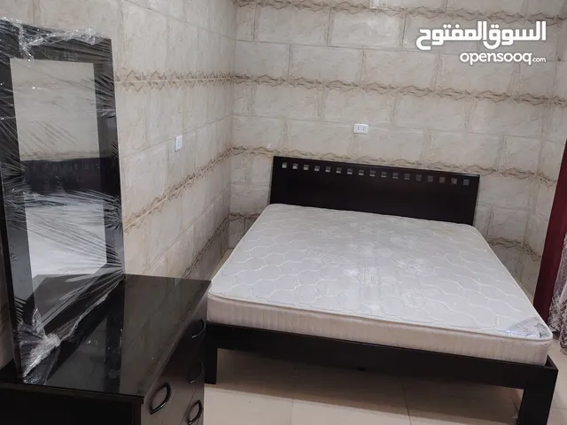 تخت اشلي مقاس 220* 180 مع وحدة ادراج ومرايه