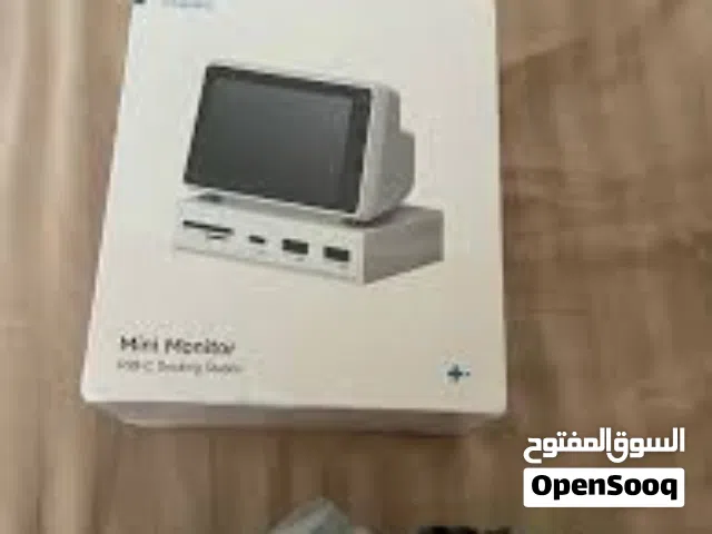 شاشة صغيرة وموزع منافذ (Dock) بتصميم ريترو من Hagibis