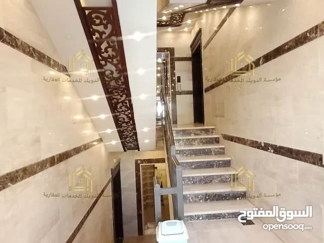 شقة فاخرة كأنها لم تسكن موقع مميز مع ترس ومدخل مستقل