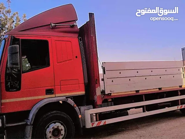 شاحنة نقل بضائع داخل وخارج طرابلس