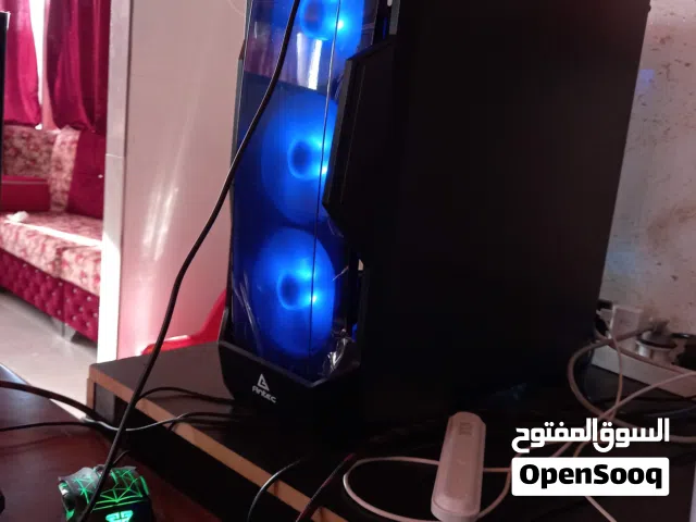 كمبيوتر ألعاب بحالة ممتازة