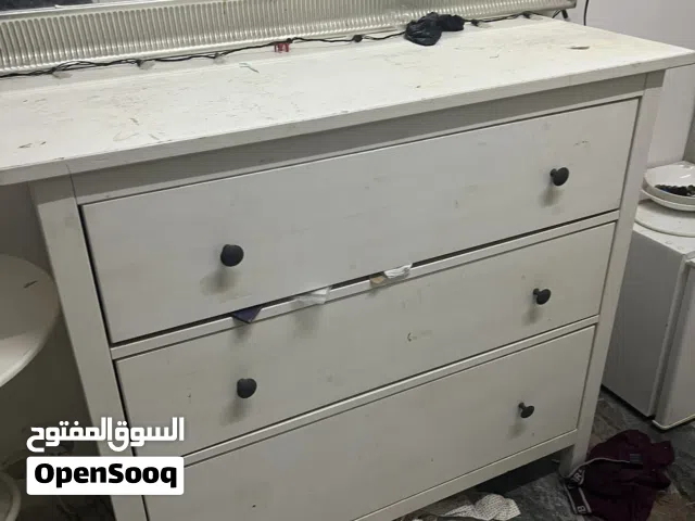 غرفة نوم سرير دولاب تسريحة