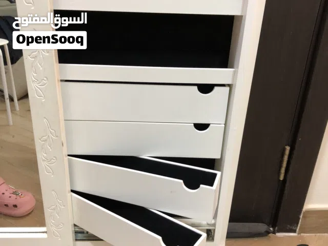 مرايا مع تسريحه بها ادراج وعلاقات وارفف للاكسسوارات مخمل من الداخل خشب زان