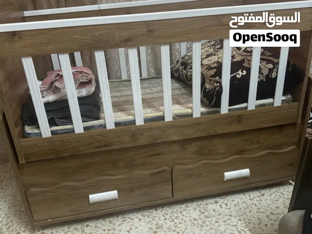 تخت أطفال بحالة الجديد