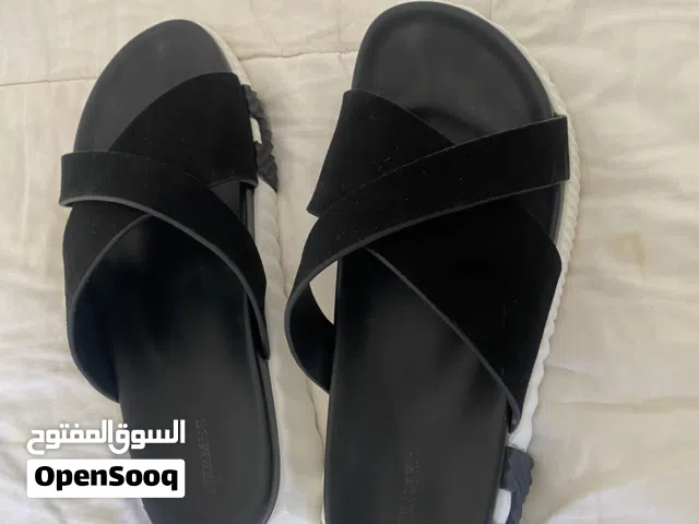 نعال بكامل ملحقاتها
