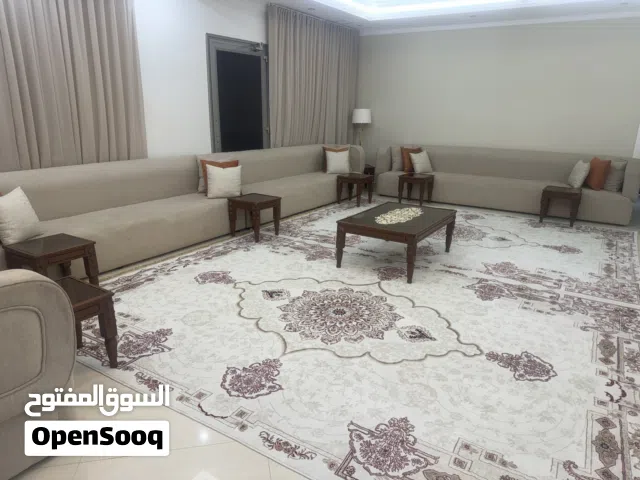 طاولات صاله استقبال نظيفه جداً