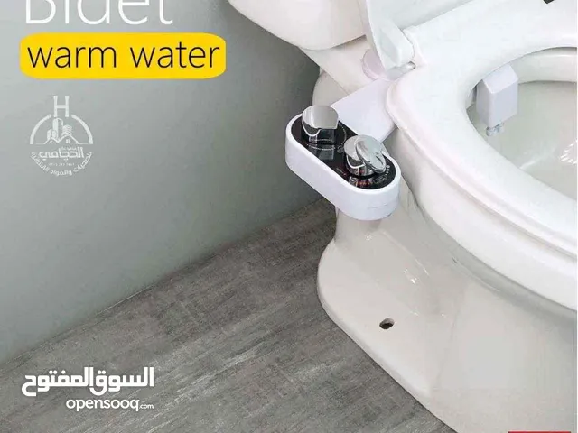 شطاف إضافي للمرحاض يعمل بالماء البارد و الساخن ويحتوي على مقابض للتحكم في درجة الحرارة وضغط الرش