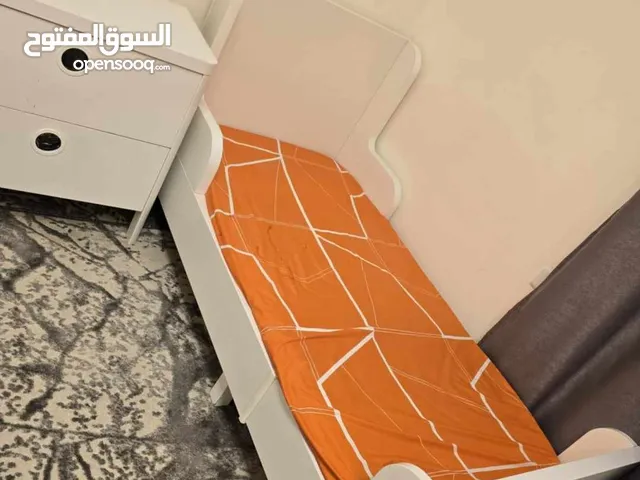 سرير وكومدينه وخزانه