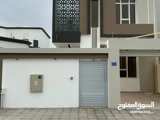 توين فيلا منفصلات للبيع بناء شخصي وواجهة عصرية العامرات مرتفعات الاولى قريبة للميرة للتسوق فرصة