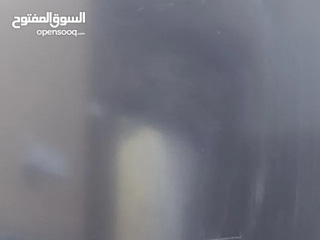 محتاج شاشه حديثه ال جي لو تي سي ال لو سامسوونك غير نوع ما اريد  والي عنده خلي يراسلني