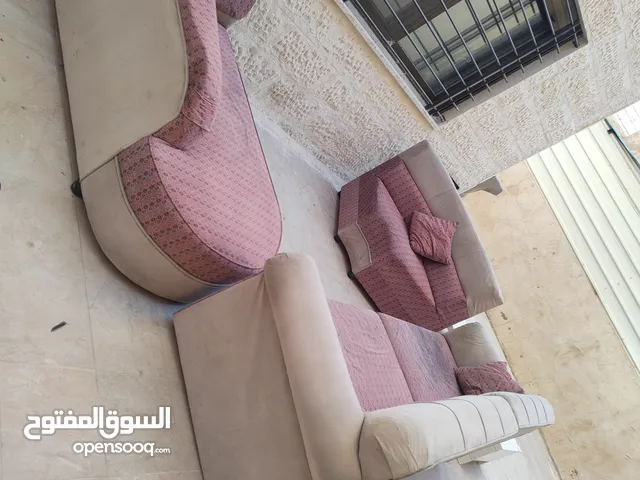 طقم كنب 7 مقاعد بحالة جيدة جدا + عربة اطفال ماركة بحال الوكالة