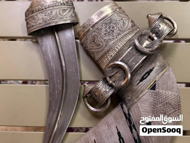 _للبيع_  *خنجر عمانية بقرن زراف هندي قديم*  *صياغة ثقيلة وجميلة*  *الخنجر جميلة جدا من الصياغات القد