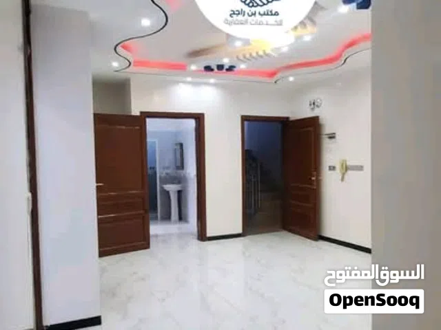 يوجد شقق للايجار في شارع الرباط مكونه من4غرف وحمامين ومطبخ وصاله جانبيه من150الف لشقه باقي