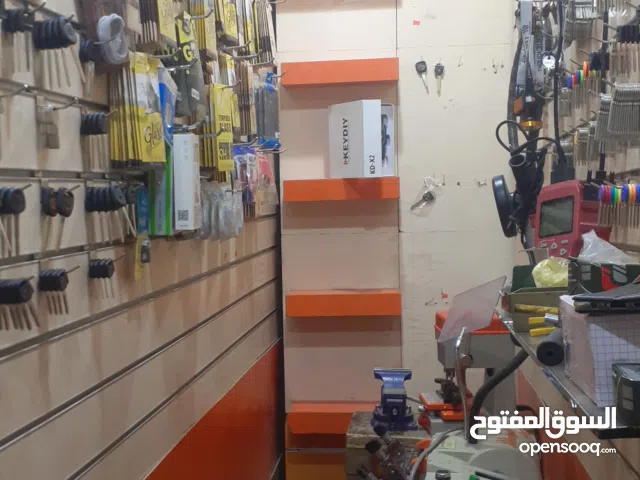 مكينه مفاتيح ابو جلخين ومكينه حفر وجهاز برمجه vvd وكي دي ولوحه ضوئيه وكميه مفاتيح