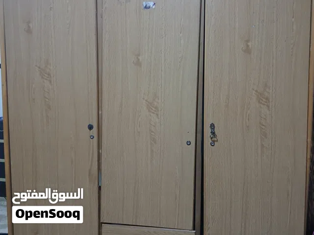خزانه ملابس استعمال قليل سعرها 25 دينار قابل للتفاوض