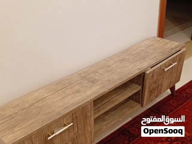 طاولتين للبيع مكتب دراسه وتجي للكمبيوتر وثاني طاوله تلفزيون لون بني
