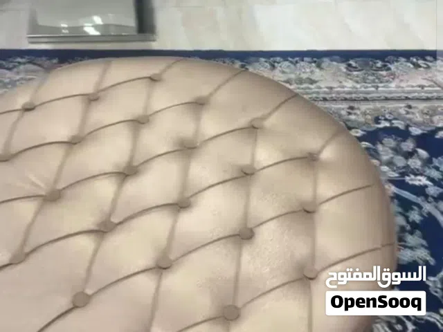 يوجد كنب واحد دائري بحاله ممتازة ونظيف سعر 10 دينار