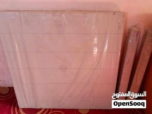 ميز طعام كبير الحجم بلاستك