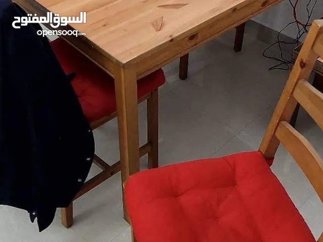 طاولة مع 4 كراسي