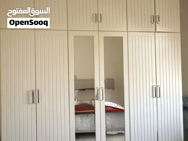 دولاب مودرن بخطوط ديكور ومرايا (السعر قابل للتفاوض)