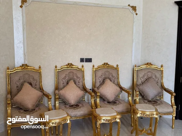 كراسي للبيع خشب دمياطي يتسع 21 شخص بحالة أعلى من الممتازة