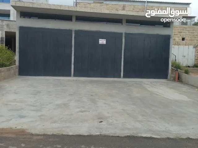 مخازن للايجار موقع جفنا مساحه داخليه 100mو مساحه خارجيه100mيطل علي شارع رئيسي مقابل مفترق شركه الغاز