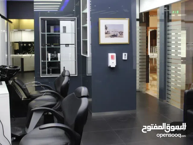 صالون رجالي مفروش للتنازل داخل فندق خمس نجوم