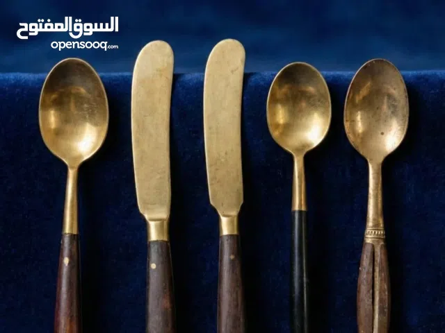 نحاس مع مقابض خشب، طابع كلاسيكي أنيق