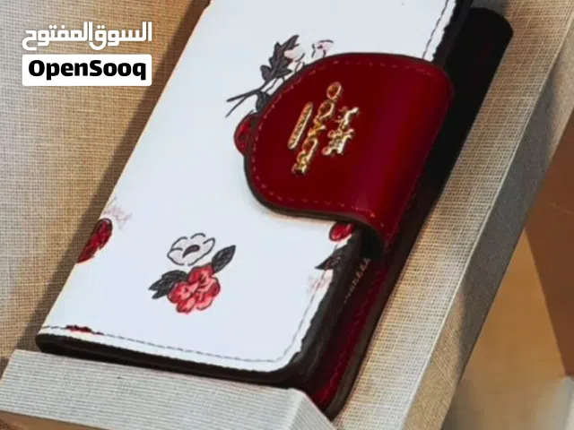 محفظة وسط ابيض ووردي مرسمة