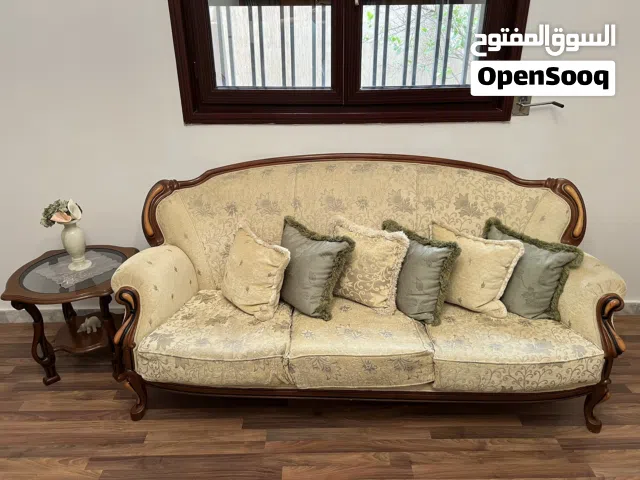 صالون بطاولاته