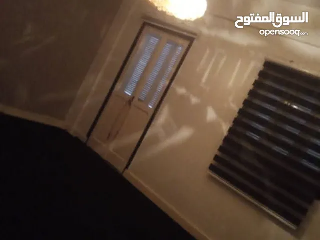 شقه الايجار في سلماني غربي مقابل صيدليه الرحيق دور اول علوي تتكون من غرفتين صاله حمام مطبخ مربوعه