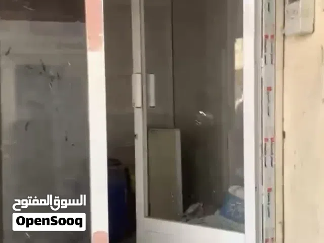 قواطع مطعم للبييع مستخدم شبه النظيف قياس العرض 3متر و10سانتيم  والطول 2.5
