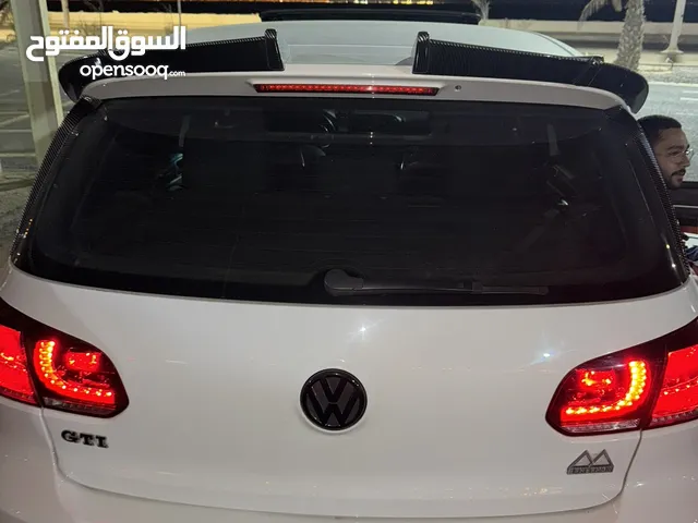 للبيع جناح وزوايد على الجنبgolf gti mk6