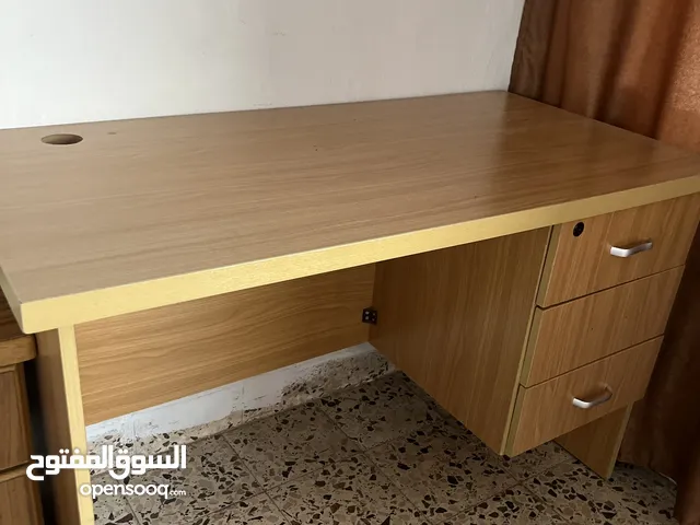 طاوله خشب بحالة الجديدة للبيع بداعي السفر ويوجد عفش منزل كامل
