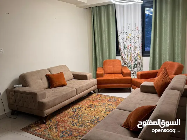 شقة للايجار في الطيرة بعد دوار نبيل الشقة مطلة ومفروشة ويوجد مخزن وموقف خاص مع الشقة