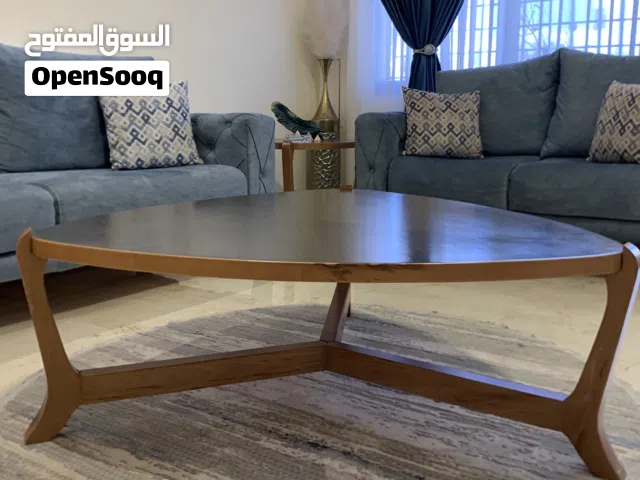 طقم طاولات أنيق ( طاولة كبيرة وطاولتين على الجنب) بسعر مغري.