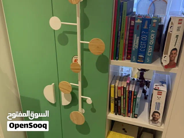 سرير اطفال مع مكتب و خزانة