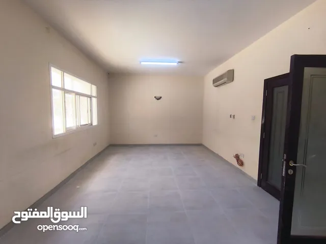 العين المعترض قريبة من الجيمي غرف نوم 2 حمامات 2 صالة باركن مضلل بناية جديدة الايجار 1800 شهري