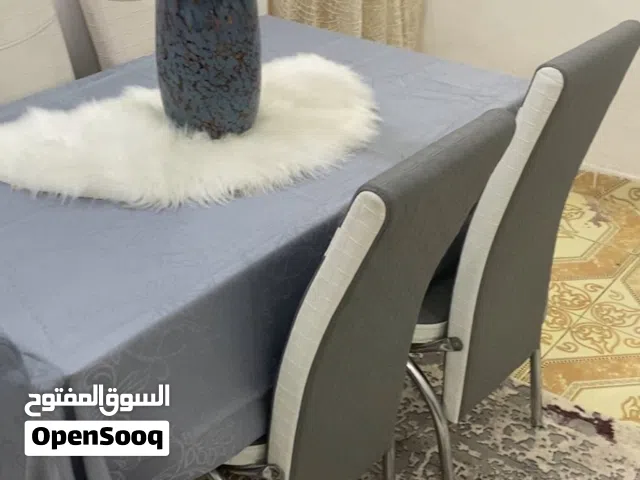 طاولة طعام ايكيا نضيفة للبيع