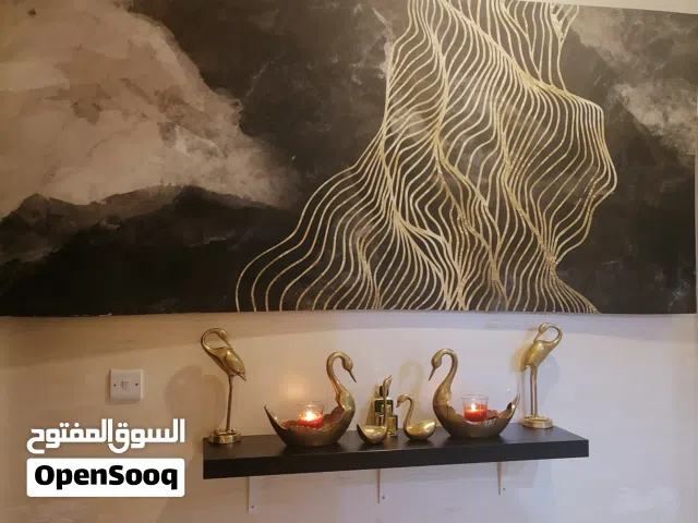لوحة كانفيس حجمها كبير  مقاسها مترين و 20 سم ب متر