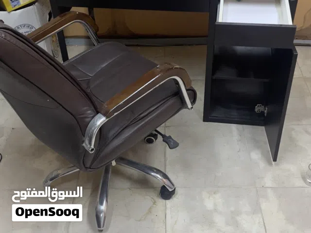 للبيع طاولة خشب سوداء تنفع لكل شيء (كمبيوتر، لابتوب، قيمنق، أو طاولة عامة