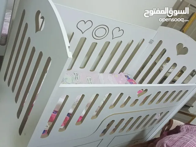 سرير اطفال بحاله الوكاله للبيع خشب نظيف لون أبيض موجود بضاحيه الأمير حسن بالقرب من الافتاء قابل بشئ