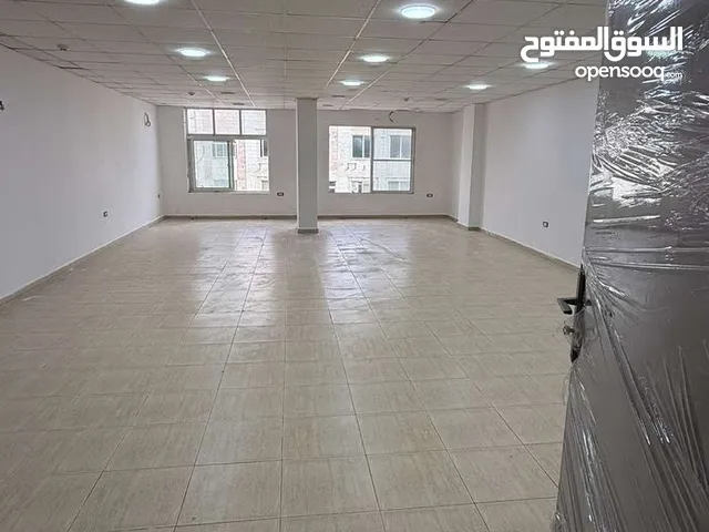 صالات و مكاتب تجارية واسعة للايجار بمواصفات عالية