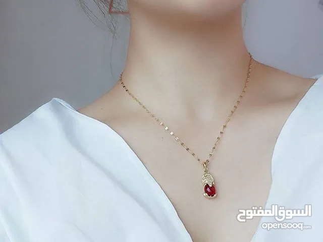 قلادة كلاسيكية  قلادة حجر أحمر  قلادة من التيتانيوم  لون جولد روز