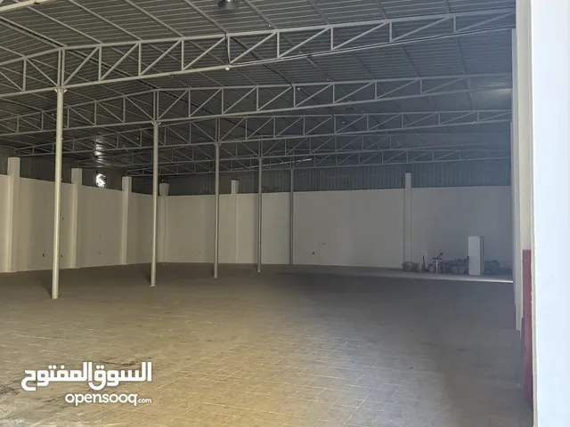 للإيجار مخرن متعدد الاستخدامات فنجاء مع محلات تجارية وغرف للعمال
